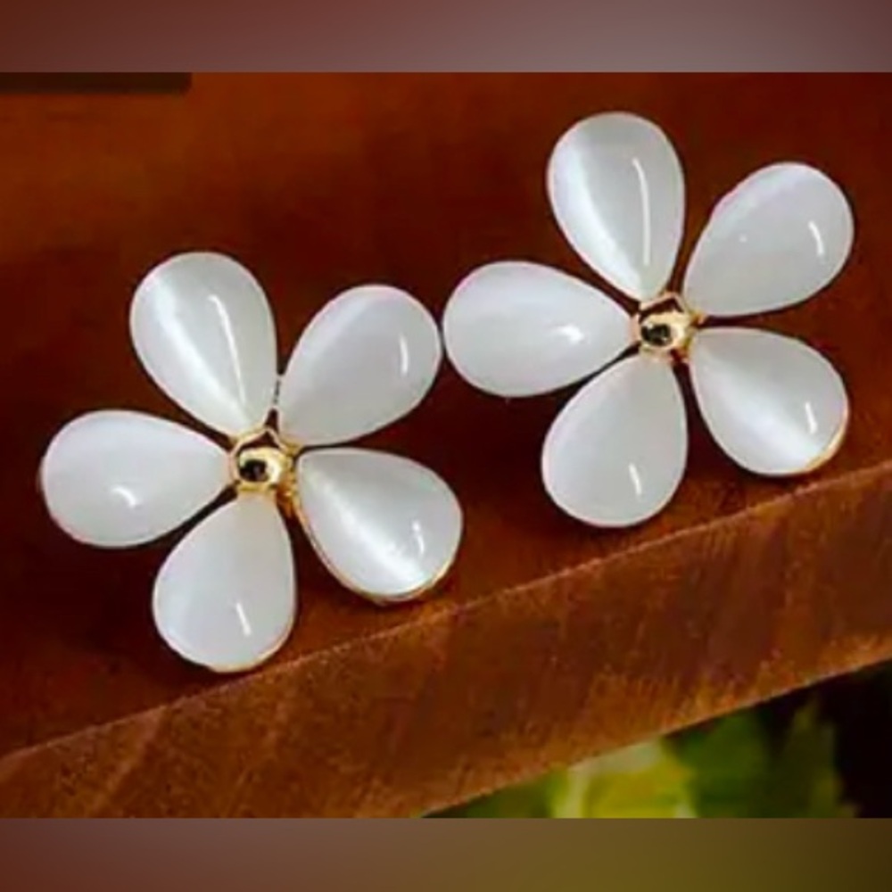 Earrings - 🍒 Flower Design With Moonstone Decor Stud